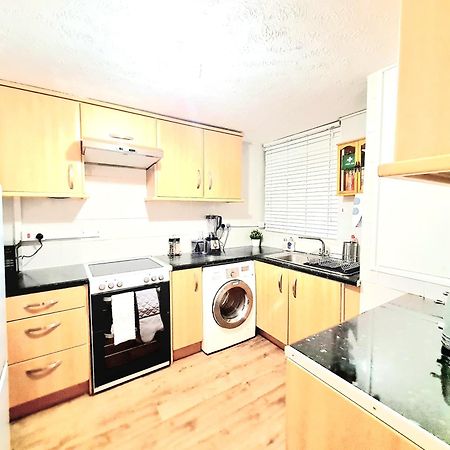 Cosy Luxurious 3 Bedroom House, Free Parking, Free Wifi, Private Garden, Free Netflix Havering Luaran gambar