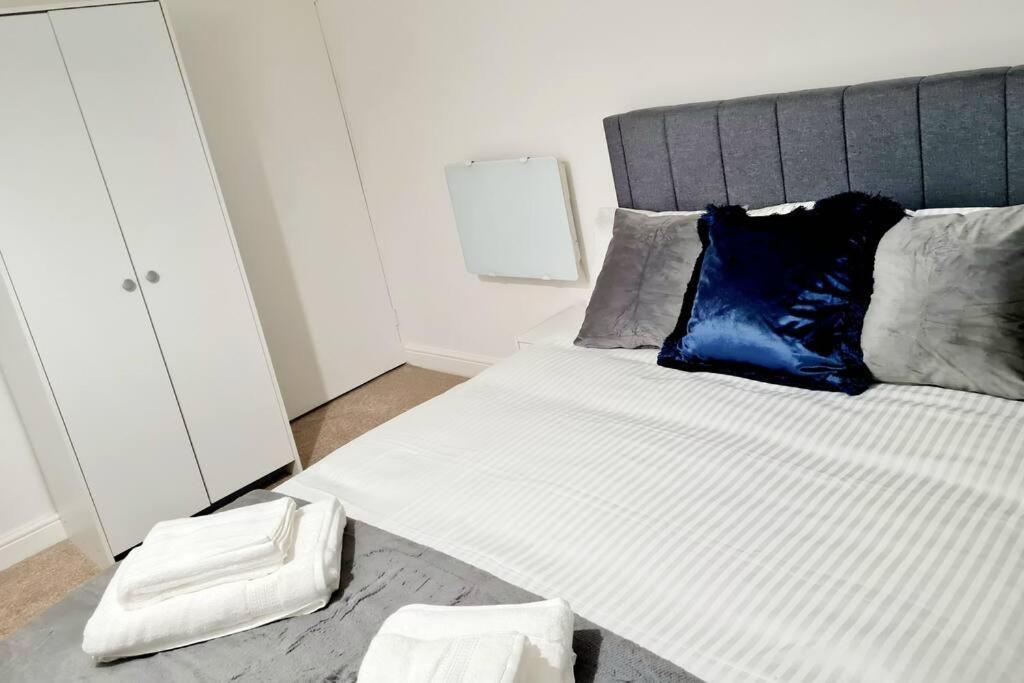 Cosy Luxurious 3 Bedroom House, Free Parking, Free Wifi, Private Garden, Free Netflix Havering Luaran gambar