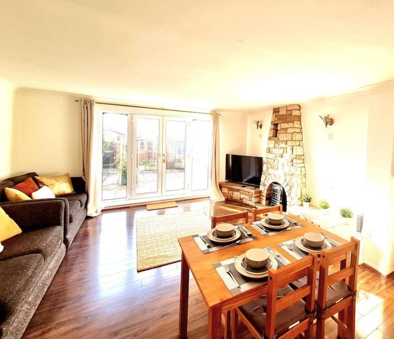 Cosy Luxurious 3 Bedroom House, Free Parking, Free Wifi, Private Garden, Free Netflix Havering Luaran gambar