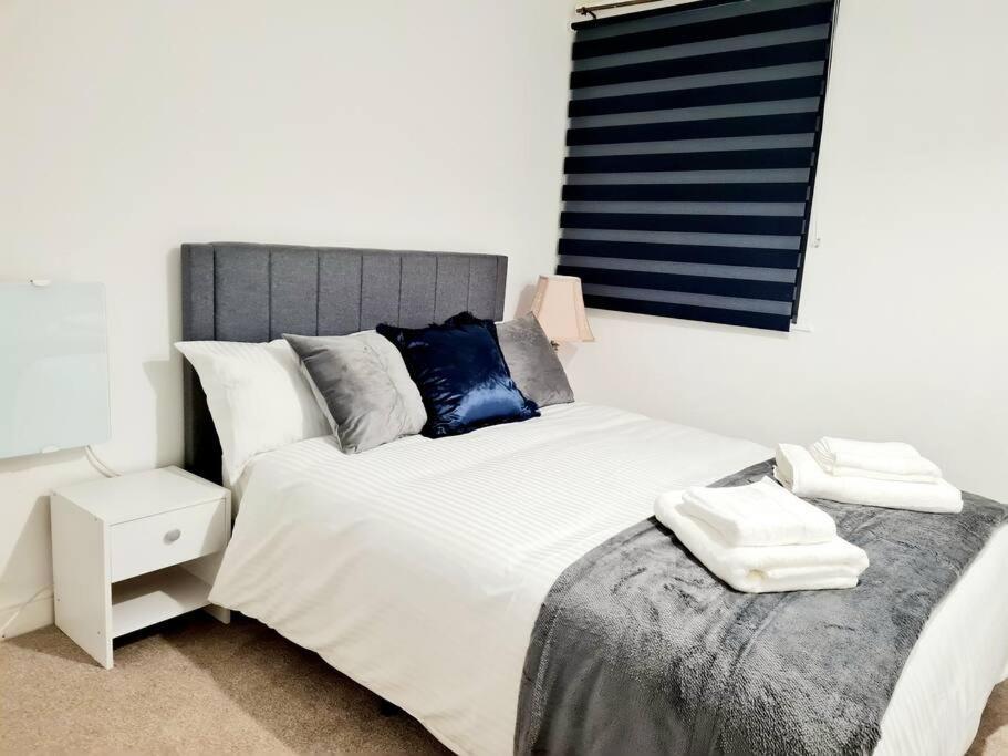 Cosy Luxurious 3 Bedroom House, Free Parking, Free Wifi, Private Garden, Free Netflix Havering Luaran gambar