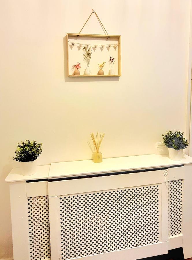 Cosy Luxurious 3 Bedroom House, Free Parking, Free Wifi, Private Garden, Free Netflix Havering Luaran gambar