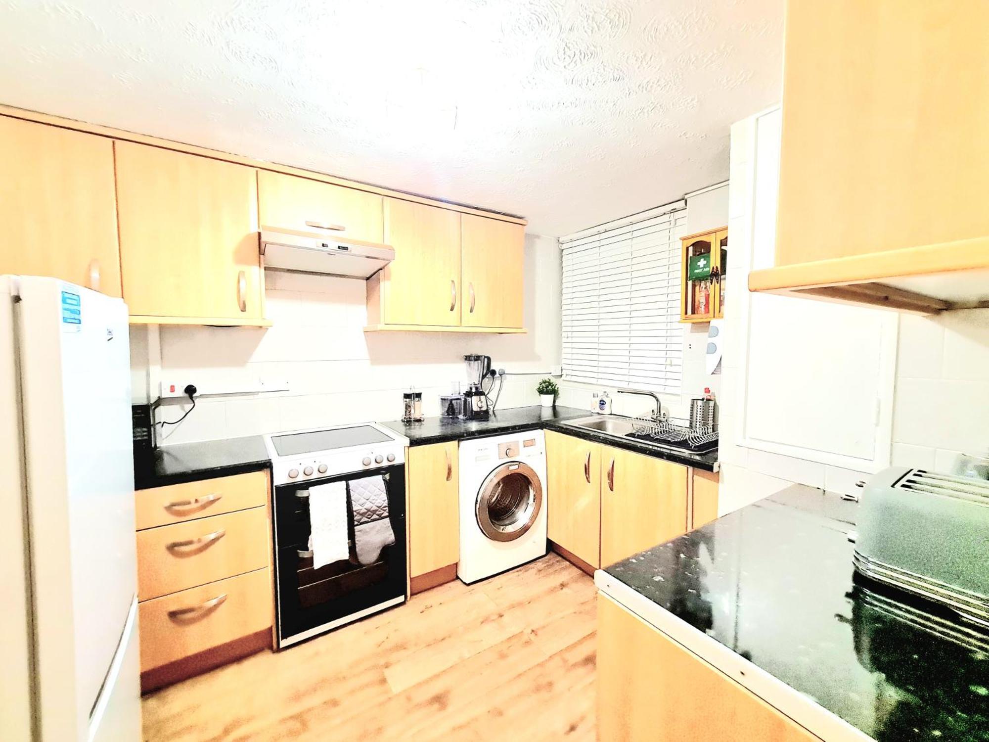 Cosy Luxurious 3 Bedroom House, Free Parking, Free Wifi, Private Garden, Free Netflix Havering Luaran gambar