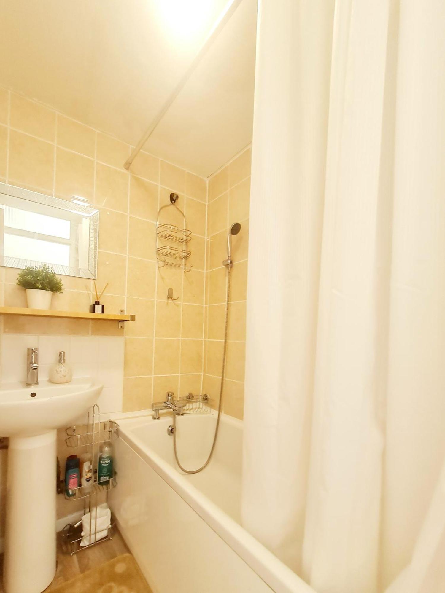 Cosy Luxurious 3 Bedroom House, Free Parking, Free Wifi, Private Garden, Free Netflix Havering Luaran gambar